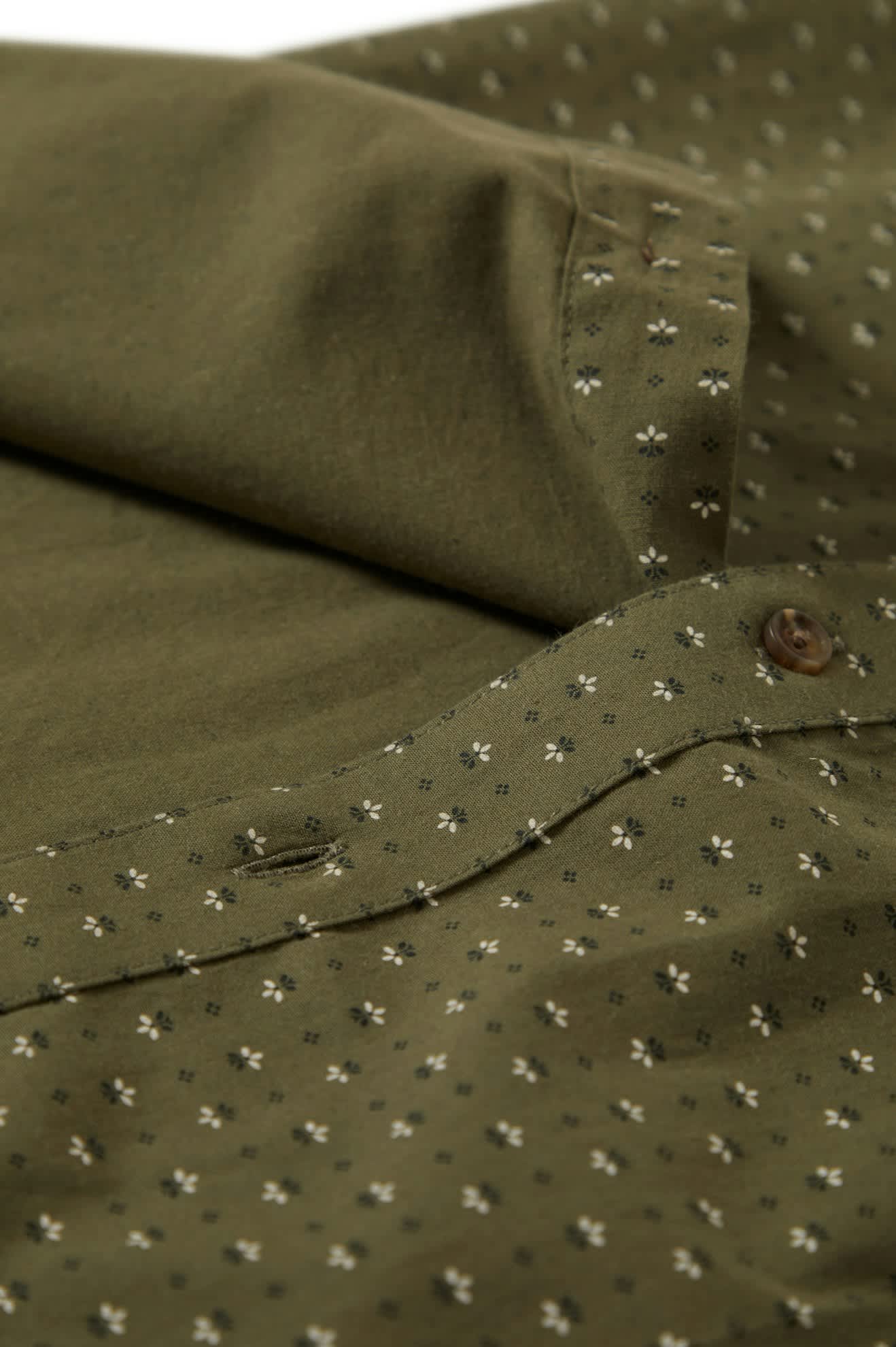Men's Charter Print S/S Shirt in the color Ivy Green/Micro Floral - Additional Laydown image