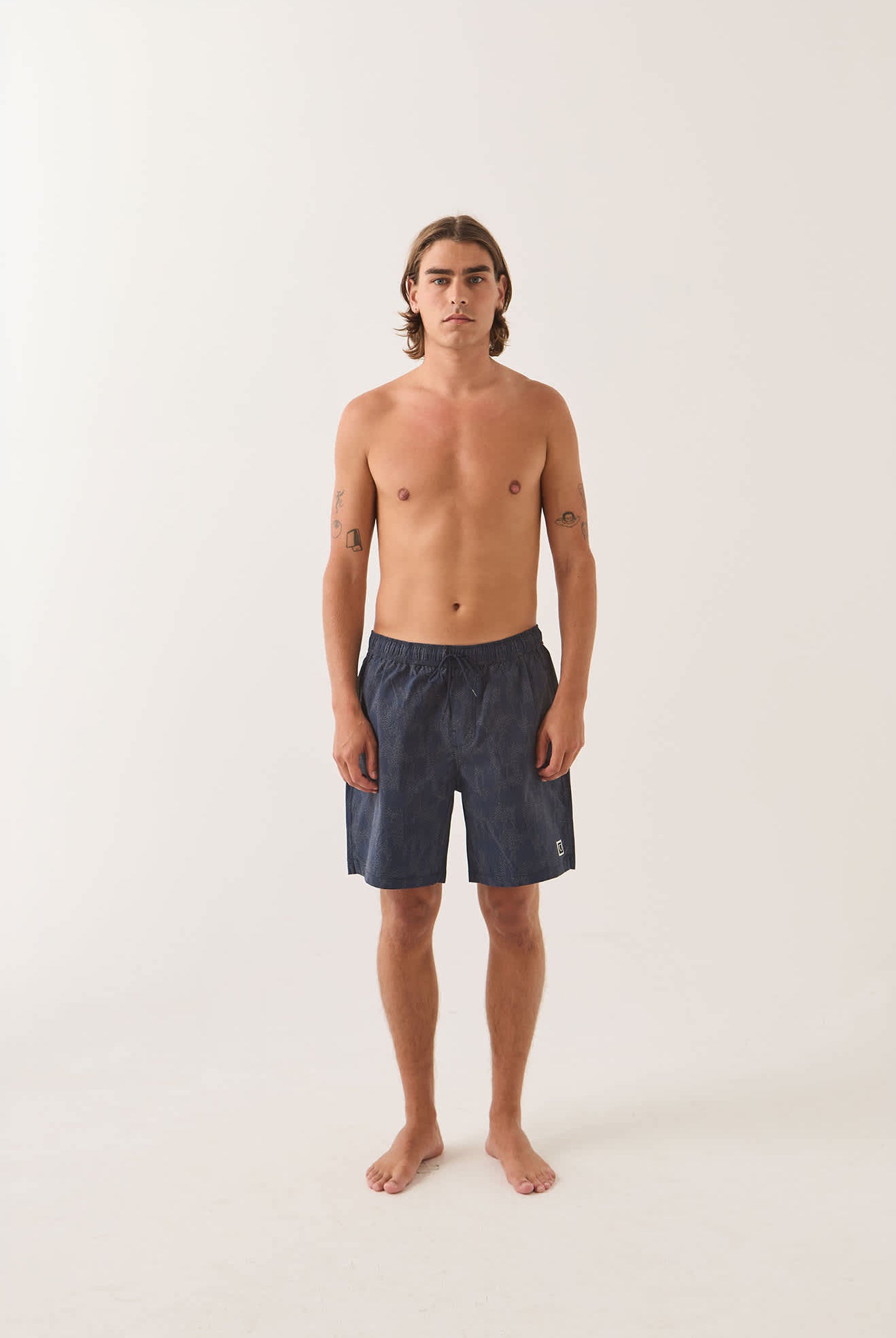 Men's Everyday Stretch Hybrid Short 7" in the color Washed Navy Crackle - Men's Front View