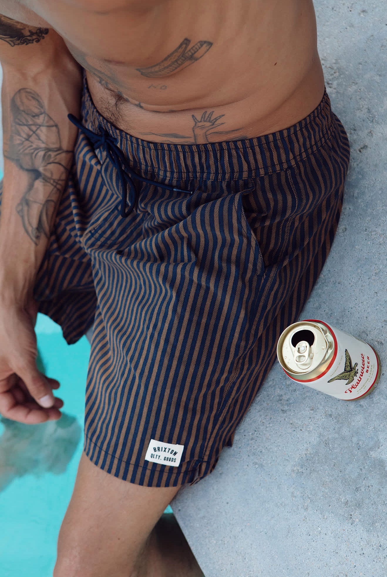 Men's Everyday Stretch Hybrid Short 5.5" in the color Washed Navy/Sunbaked Herringbone - Men's Lifestyle image
