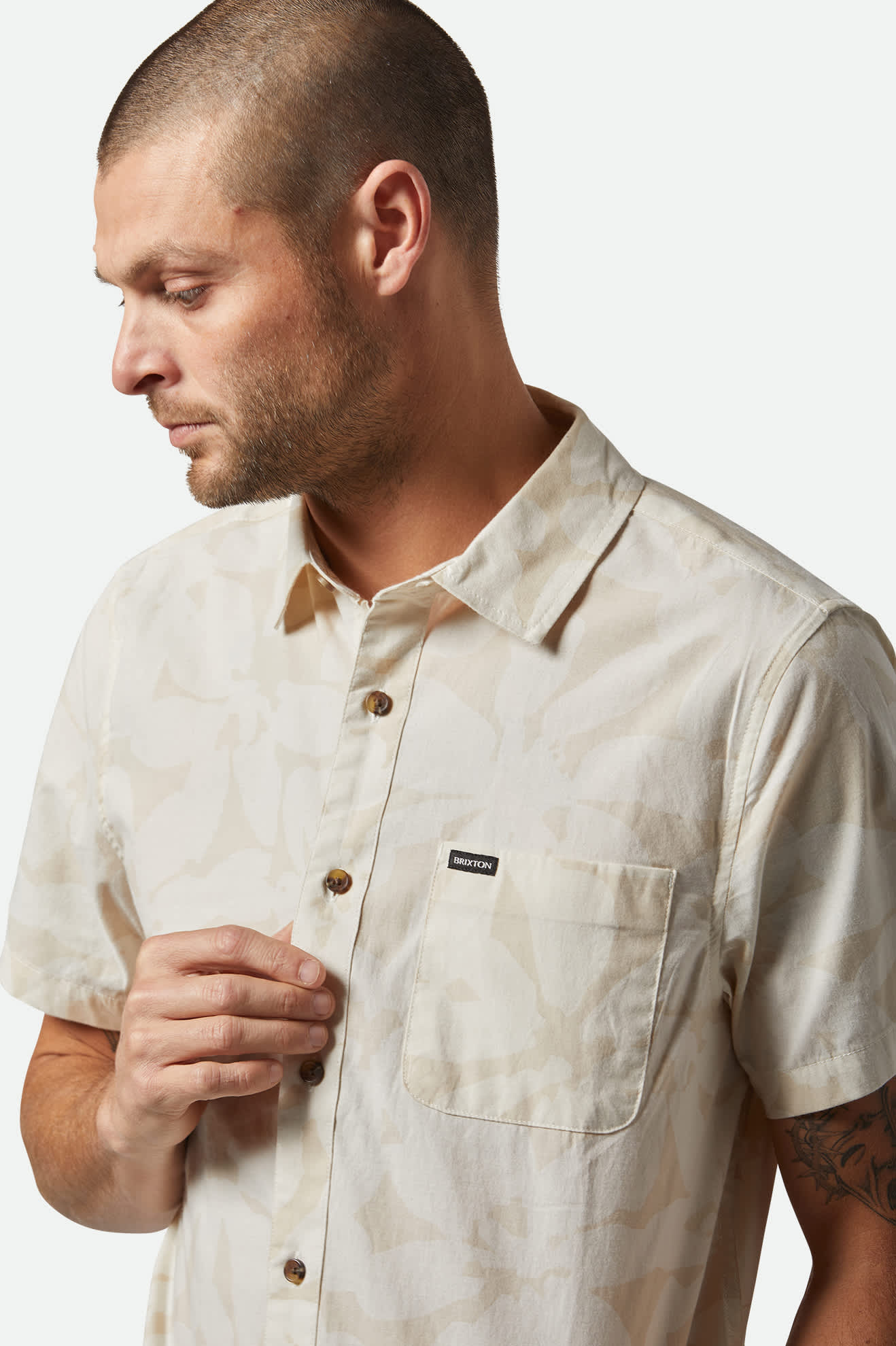 Men's Charter Print S/S Shirt in the color Beige/Whitecap Floral - Additional Fit image