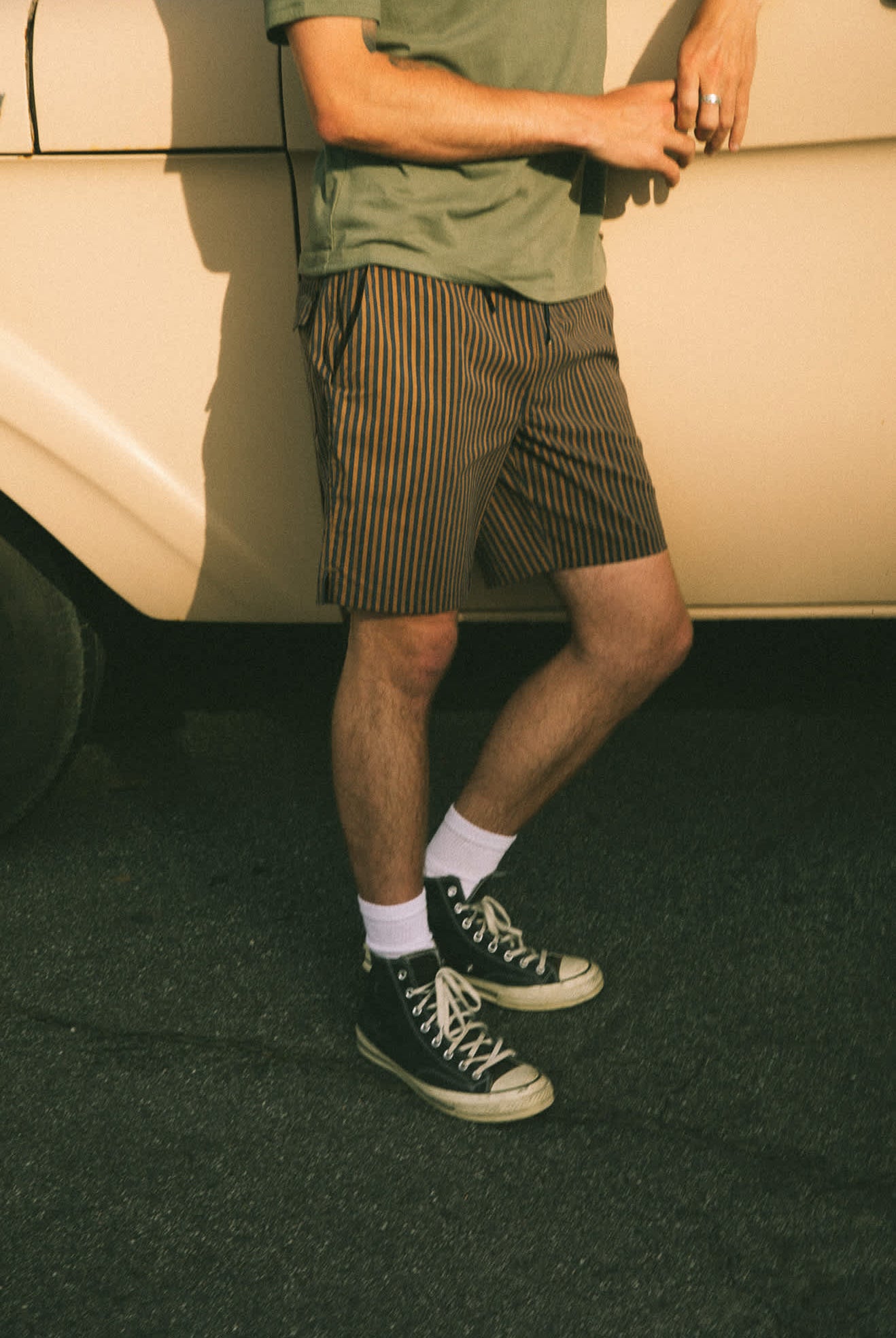 Men's Everyday Stretch Hybrid Short 5.5" in the color Washed Navy/Sunbaked Herringbone - Men's Lifestyle image