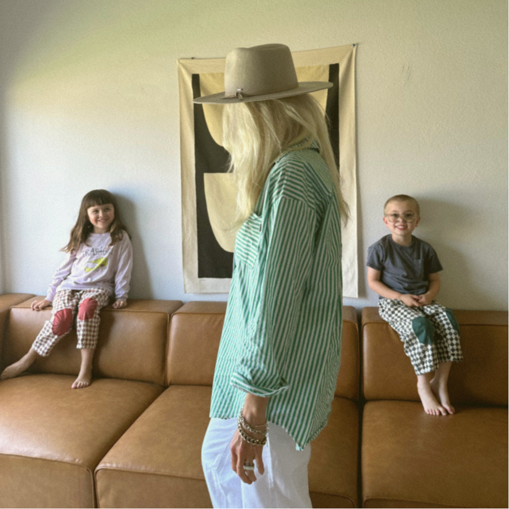 Jenna with her kid bouncing on the couch