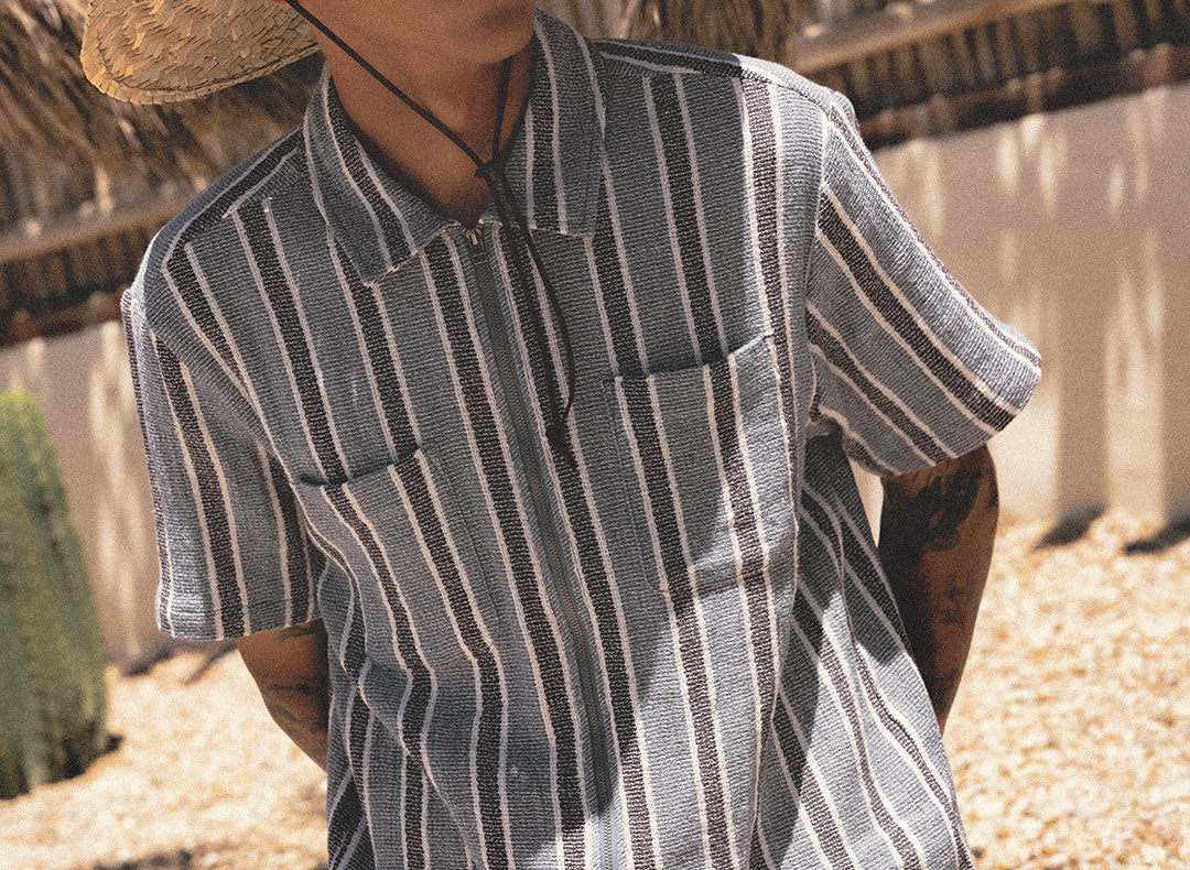 Men's The Dexter Textured Stripe Short Sleeve Shirt in Black/Dusty