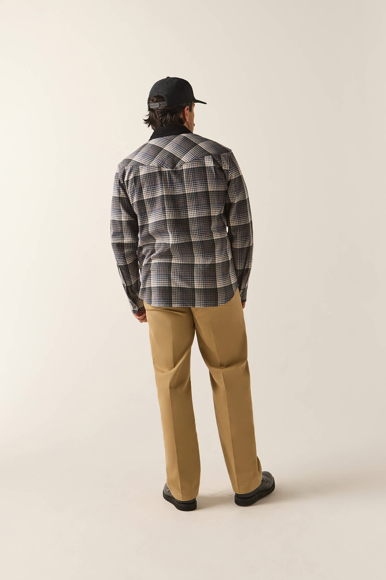 Men's Bowery Builders Ranch Performance Flannel in the color Black/Navy - Additional Fit image