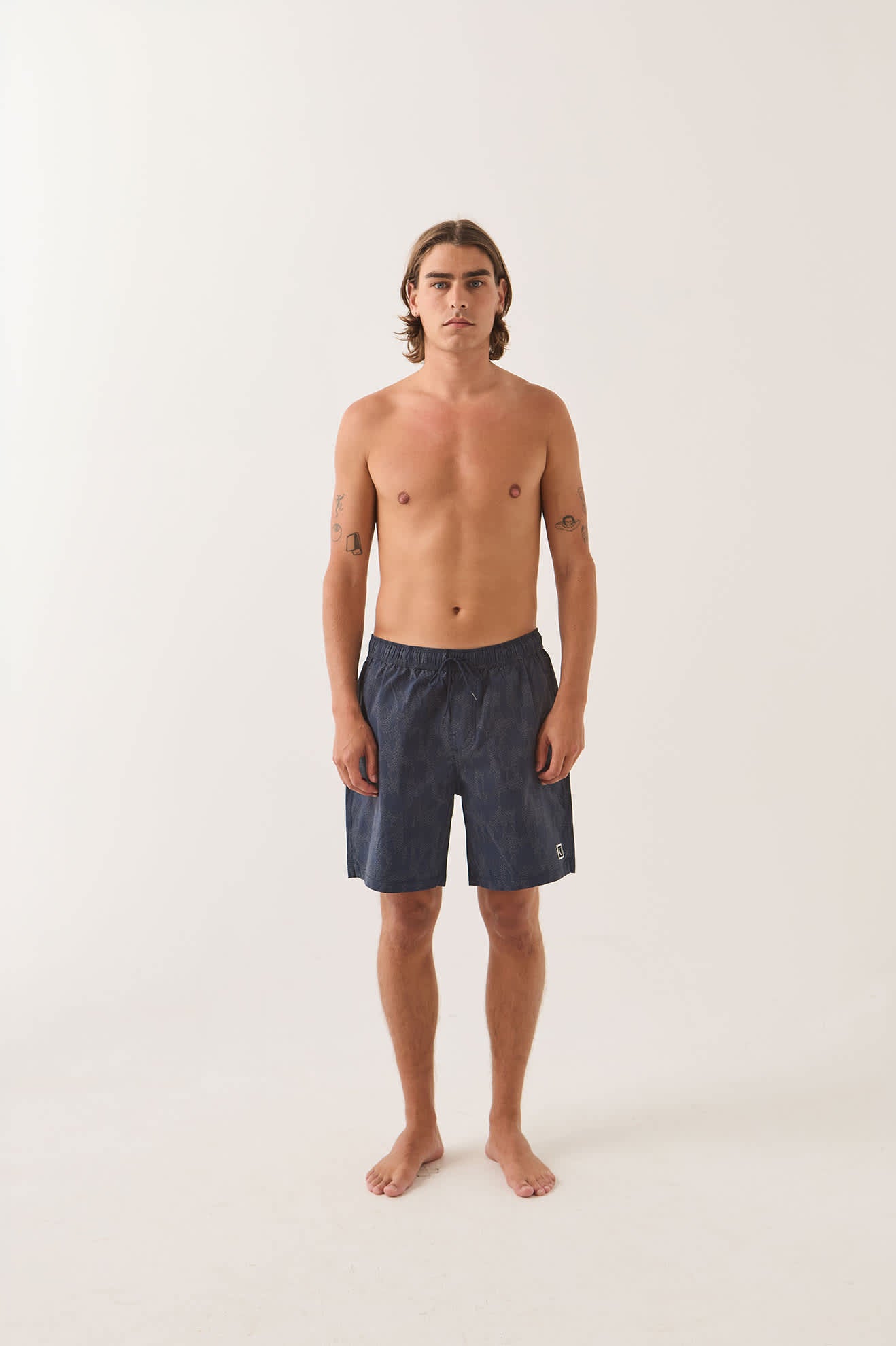 Men's Everyday Stretch Hybrid Short 7" in the color Washed Navy Crackle - Men's Front View