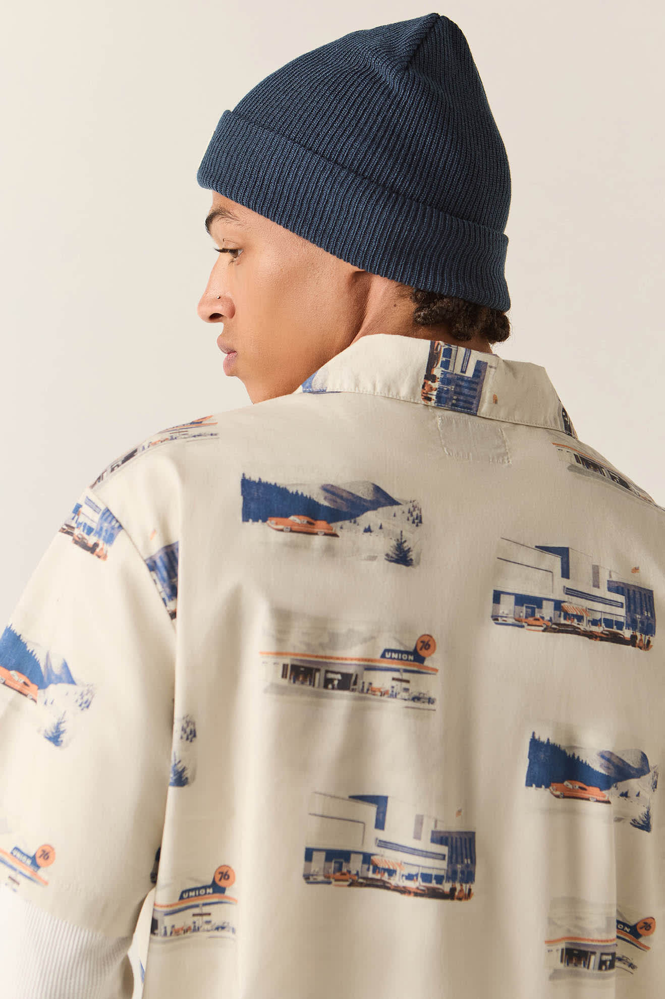 Men's 76 Resort Shirt in the color Off White/Scenic - Additional Fit image