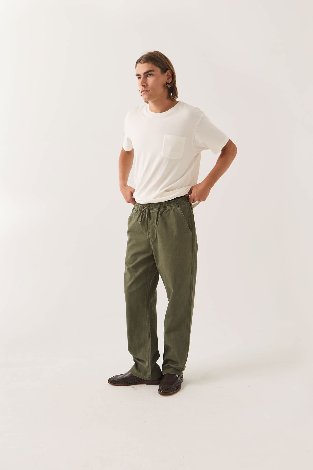 Men's Everyday E-Waist Pant in the color Dark Olive - Men's Side View