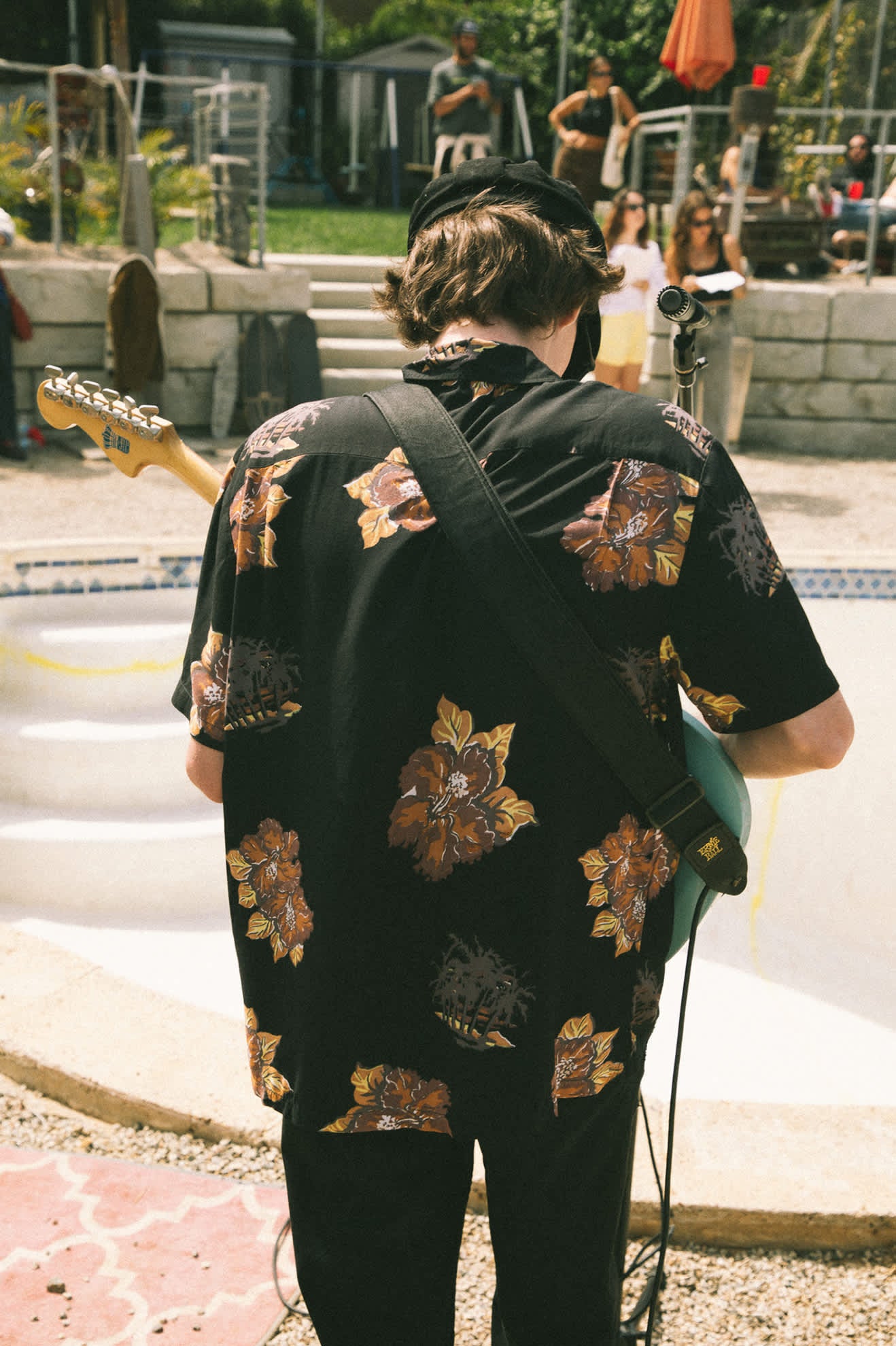 Men's CRU Print Relaxed S/S Shirt in the color Washed Black/Charcoal Floral - Men's Lifestyle image